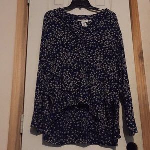 Long sleeves t-shirt half buttoned